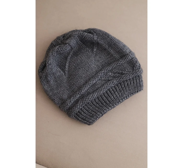Dámská zimní čepice z vlny a s pleteným vzorem K428 grafitová Dámská zimní čepice z vlny a s pleteným vzorem K428 grafitová