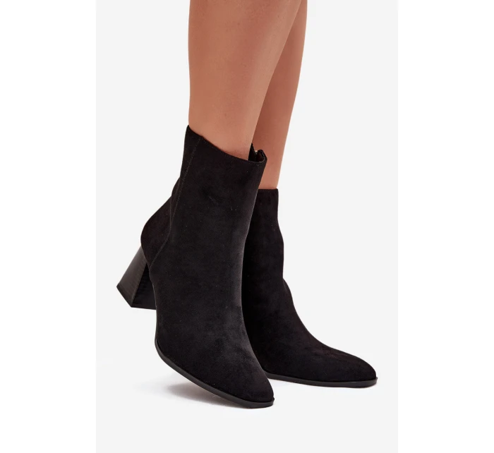 Dámské Botky Z Eko Semiše Na Podpatku Se Zipem Černé model 21704683 - Boto Dámské Botky Z Eko Semiše Na Podpatku Se Zipem Černé model 21704683 - Boto