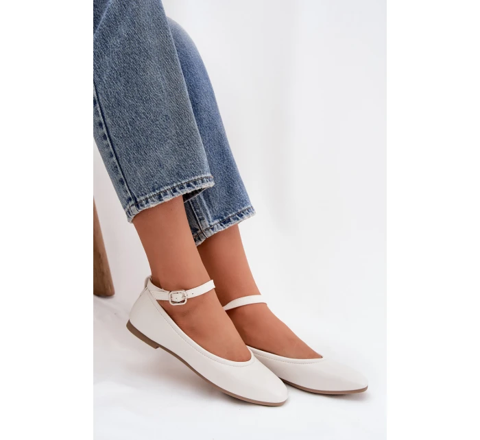 Dámské baleríny s páskem a přezkou Janelor – bílé Dámské baleríny s páskem a přezkou Janelor – bílé