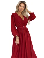 model 21729082 Elegantní plisované maxi šaty s páskem a obálkovým výstřihem vínové - numoco basic