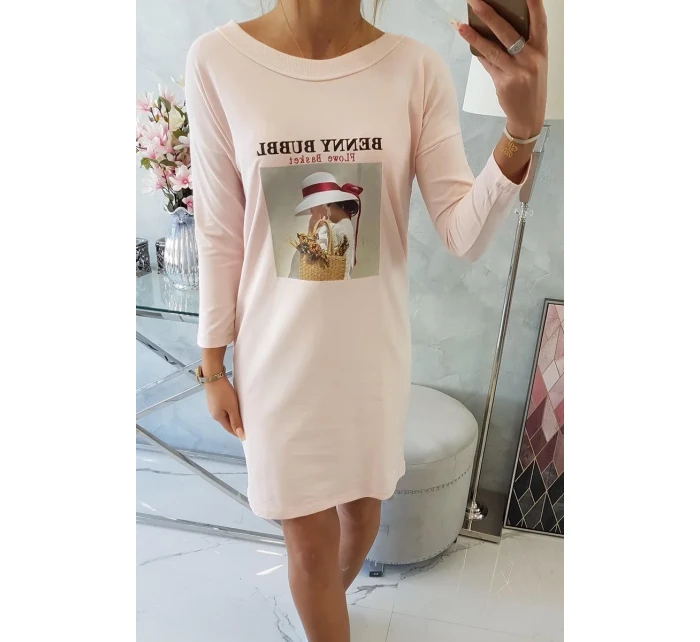 Šaty s potiskem košíků v pudrově růžové barvě