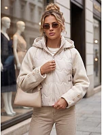 Kurtka damska pikowana z odpinanym kapturem beżowa model 22347617 - FashionStreet Kurtka damska pikowana z odpinanym kapturem beżowa model 22347617 - FashionStreet