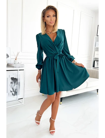 dámské šaty v lahvově zelené barvě s dekoltem model 17603805 - numoco