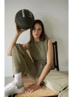 B256 Kombinéza bez rukávů s kapsami - olivová B256 Kombinéza bez rukávů s kapsami - olivová