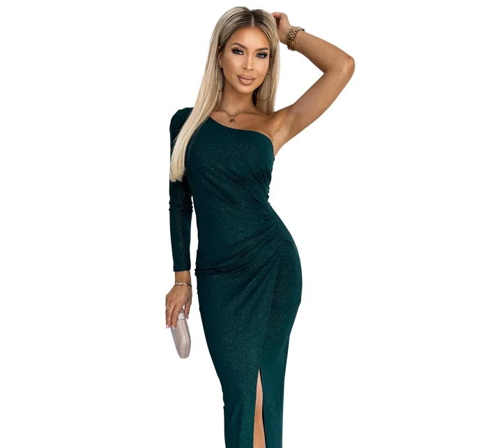 Dlouhé dámské šaty přes jedno rameno v lahvově zelené barvě s brokátem model 21819805 - numoco Dlouhé dámské šaty přes jedno rameno v lahvově zelené barvě s brokátem model 21819805 - numoco