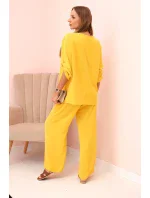 Dámský komplet s halenkou s náhrdelníkem a širokými nohavicemi žlutý Dámský komplet s halenkou s náhrdelníkem a širokými nohavicemi žlutý