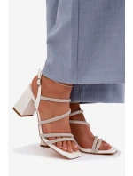 Dámské sandály na podpatku s pásky a kamínky Bílá model 22027976 - Boto Dámské sandály na podpatku s pásky a kamínky Bílá model 22027976 - Boto