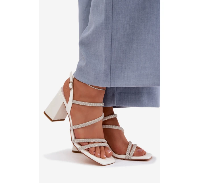 Dámské sandály na podpatku s pásky a kamínky Bílá model 22027976 - Boto Dámské sandály na podpatku s pásky a kamínky Bílá model 22027976 - Boto