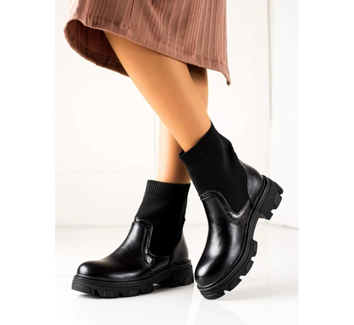 Krásné kotníčkové boty černé dámské na plochém podpatku Krásné kotníčkové boty černé dámské na plochém podpatku