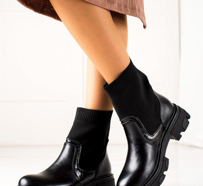 Krásné  kotníčkové boty černé dámské na plochém podpatku