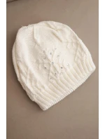 Dámská zimní čepice s vlnou a ozdobným pletením s perličkami model 21783059 ecru - K-Fashion Dámská zimní čepice s vlnou a ozdobným pletením s perličkami model 21783059 ecru - K-Fashion