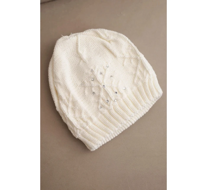Dámská zimní čepice s vlnou a ozdobným pletením s perličkami model 21783059 ecru - K-Fashion Dámská zimní čepice s vlnou a ozdobným pletením s perličkami model 21783059 ecru - K-Fashion