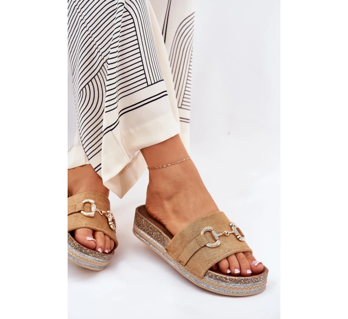 Dámské Pantofle Na Platformě Se Zlatou Dekorací A Leskem Camel Morisela Dámské Pantofle Na Platformě Se Zlatou Dekorací A Leskem Camel Morisela