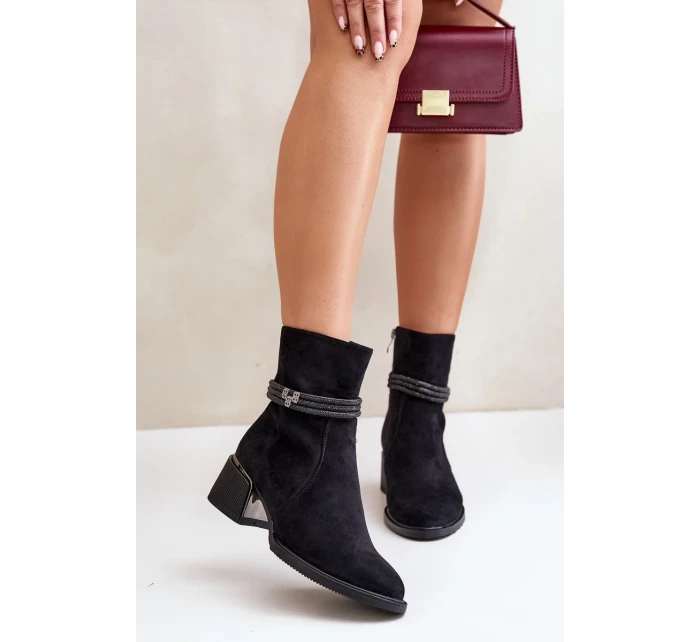 Zateplené Dámské Kotníkové Boty Na Nízkém Podpatku S Ozdobnými Pásky D&A Černé Zateplené Dámské Kotníkové Boty Na Nízkém Podpatku S Ozdobnými Pásky D&A Černé