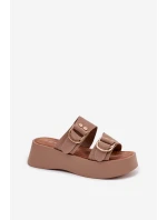 Dámské nazouváky s zlatými sponami tmavě béžové model 22038462 - Boto