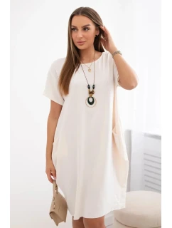 Šaty s kapsami a přívěskem světle béžová