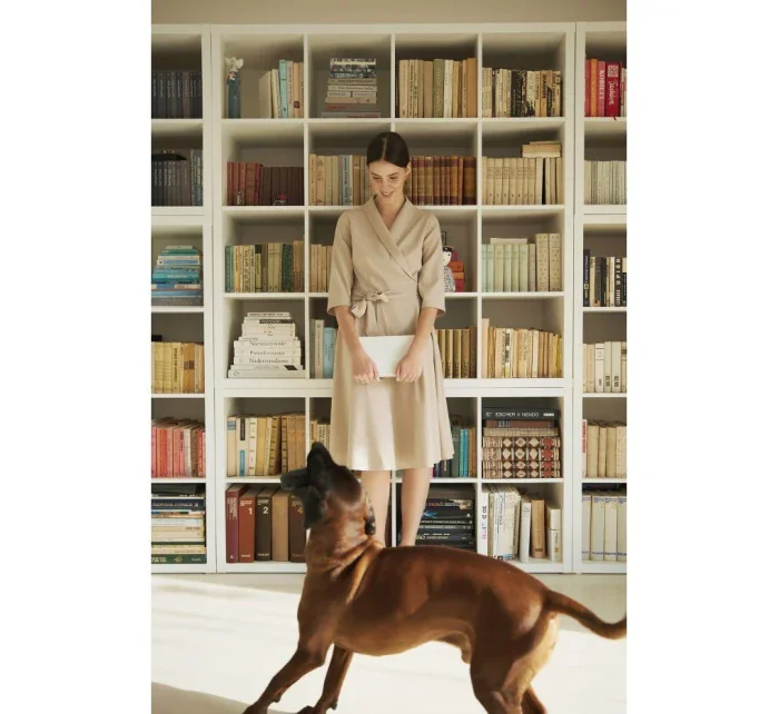 model 18407105 Zavinovací šaty se šálovým límcem béžové - BeWear