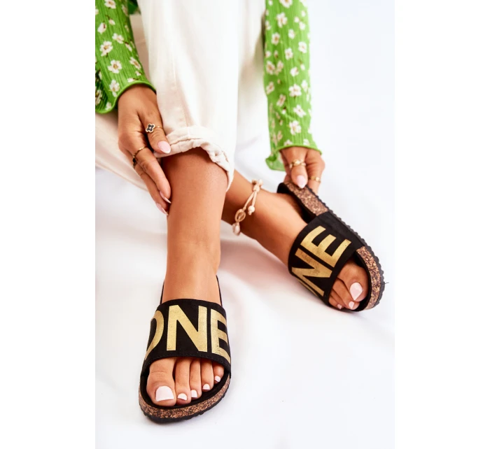 Klasické nazouvací pantofle s nápisem Černá a zlatá model 21585864 - EVENTO