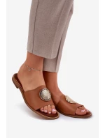 model 21686332 Kožené Pantofle Na Plochém Podpatku S Dekorací Camel - Zazoo model 21686332 Kožené Pantofle Na Plochém Podpatku S Dekorací Camel - Zazoo