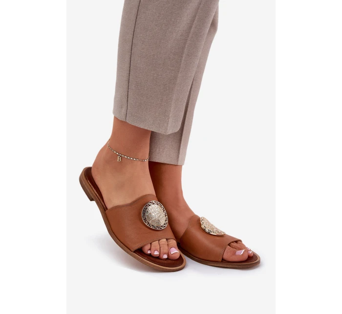 model 21686332 Kožené Pantofle Na Plochém Podpatku S Dekorací Camel - Zazoo model 21686332 Kožené Pantofle Na Plochém Podpatku S Dekorací Camel - Zazoo