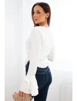 Dámská ribkovaná blůza s V výstřihem a volány na rukávech ecru
