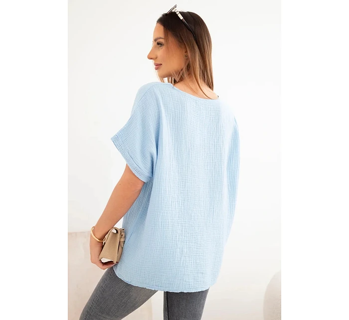 Dámská bavlněná oversize halenka s výstřihem do V a krajkou modrá Dámská bavlněná oversize halenka s výstřihem do V a krajkou modrá