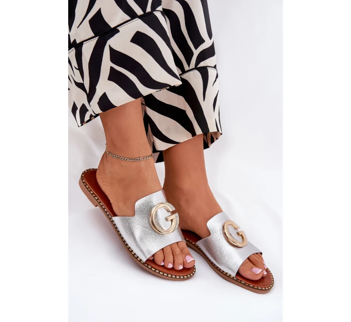 Ekokožené Ploché Sandály Pro Ženy S Dekorativním Detalem Stříbrné Frelie Ekokožené Ploché Sandály Pro Ženy S Dekorativním Detalem Stříbrné Frelie