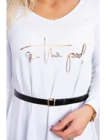 Šaty s ozdobným páskem a nápisy bílé barvy