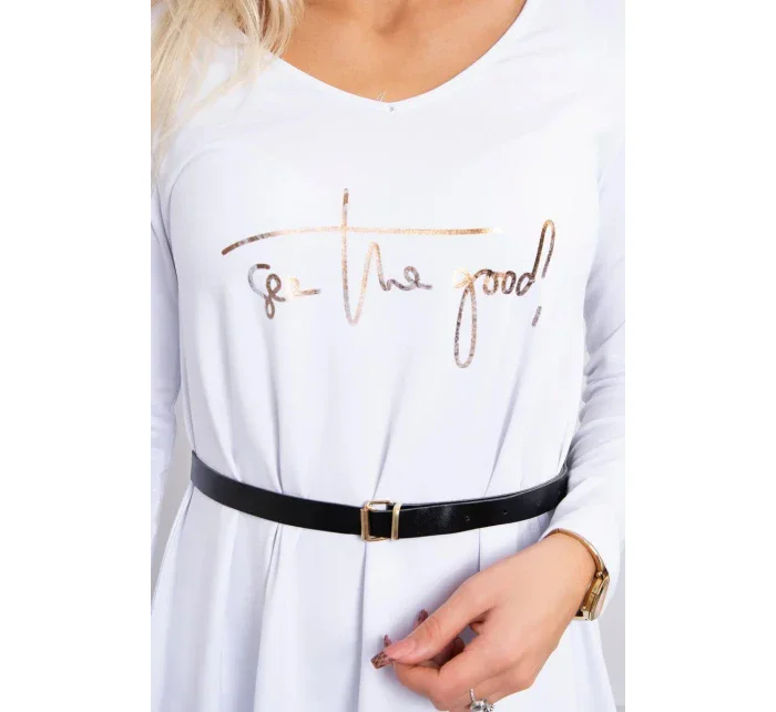 Šaty s ozdobným páskem a nápisy bílé barvy