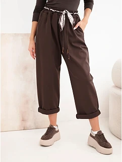 Kalhoty dámské z model 22403071 volné s vázáním hnědé - K-Fashion