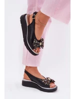 Dámské kožené sandály na klínu s mašlí model 21701827 černé - Zazoo Dámské kožené sandály na klínu s mašlí model 21701827 černé - Zazoo