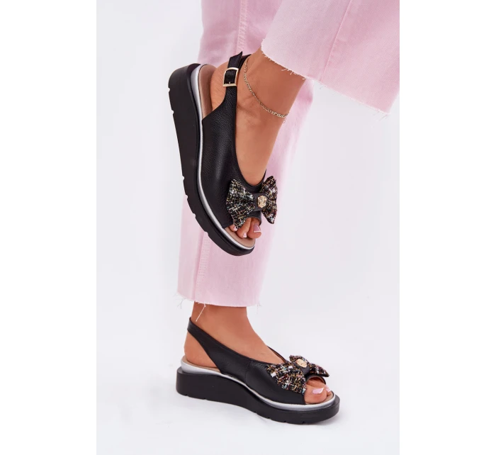 Dámské kožené sandály na klínu s mašlí model 21701827 černé - Zazoo Dámské kožené sandály na klínu s mašlí model 21701827 černé - Zazoo