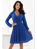 model 21290310 ISABELLE Elegantní plisované šaty s výstřihem a dlouhými rukávy chrpově modré - numoco