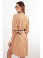 Šaty s delšími zády a páskem světle camelová