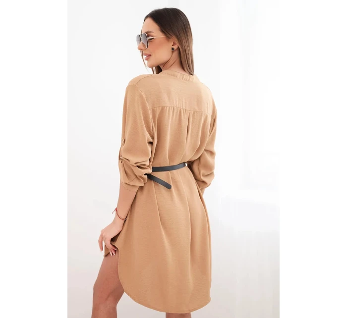 Šaty s delšími zády a páskem světle camelová