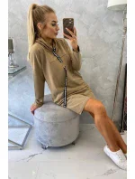 Velbloudí šaty s kravatou