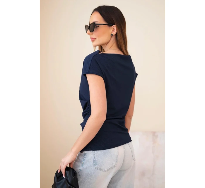 Dámská žebrovaná halenka z viskózy s model 22030154 výstřihem a nařasením tmavě modrá - K-Fashion