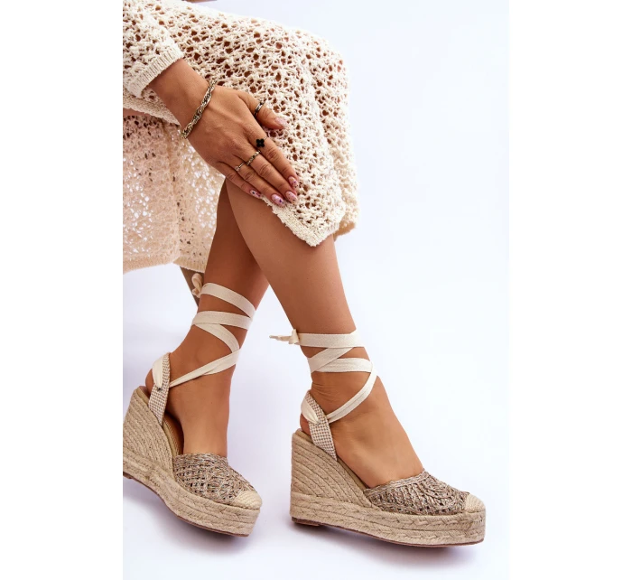 Vázané dámské sandály na klínu Béžové model 21613938 - Boto Vázané dámské sandály na klínu Béžové model 21613938 - Boto