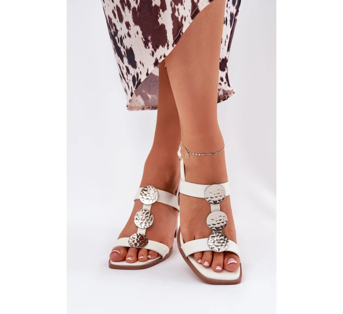 Dámské sandály na podpatku s ozdobným páskem bílé model 21687244 - Boto