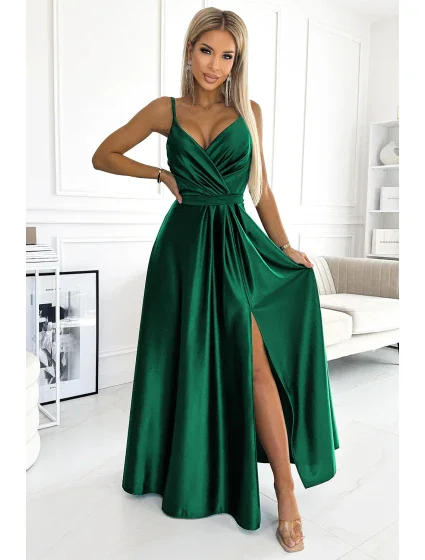 Elegantní dlouhé dámské saténové šaty v lahvově zelené barvě s výstřihem model 19035280 - numoco Elegantní dlouhé dámské saténové šaty v lahvově zelené barvě s výstřihem model 19035280 - numoco