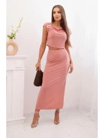 Dámský komplet s blůzkou ozdobenou sponou a přiléhavou sukní tmavě růžový