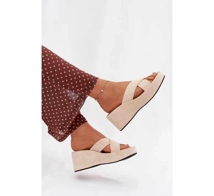 Dámské pantofle na platformě z eko semiše béžové model 21919335 - Boto Dámské pantofle na platformě z eko semiše béžové model 21919335 - Boto