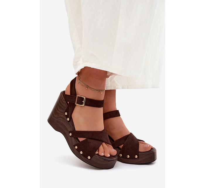 Dámské sandály na platformě se zlatými přezkami Čokoládové model 22122855 - Boto