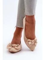 Dámské lodičky z ekologického semiše s mašlí a broží v jemně béžové barvě Satris