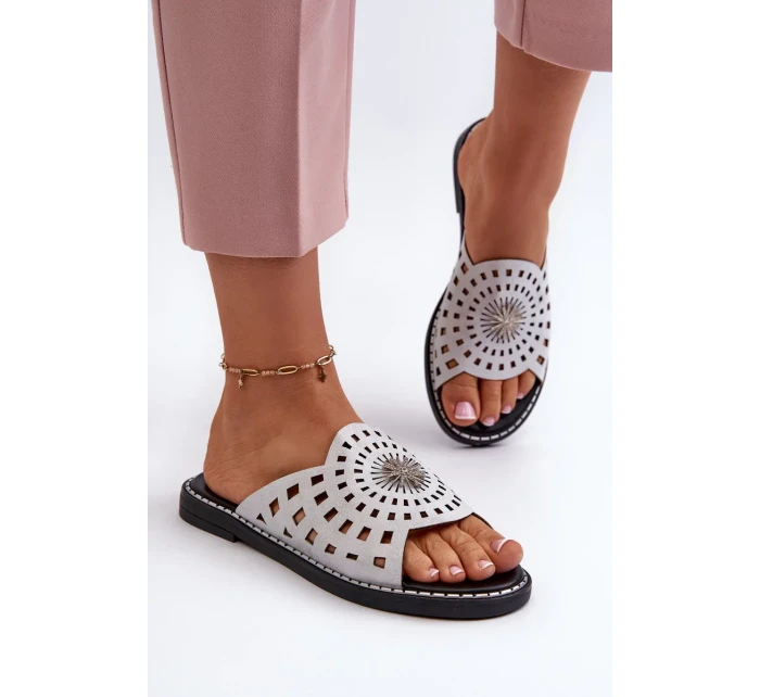 Lesklé dámské ploché pantofle se stříbrným zdobením Ebirena Lesklé dámské ploché pantofle se stříbrným zdobením Ebirena