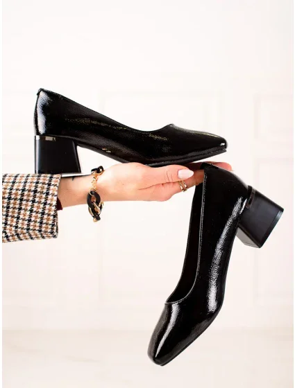 Zajímavé černé dámské lodičky na širokém podpatku Zajímavé černé dámské lodičky na širokém podpatku