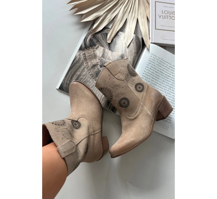 Semišové kožené dámské kotníky s perforací na podpatku Zazoo 3844 Béžové