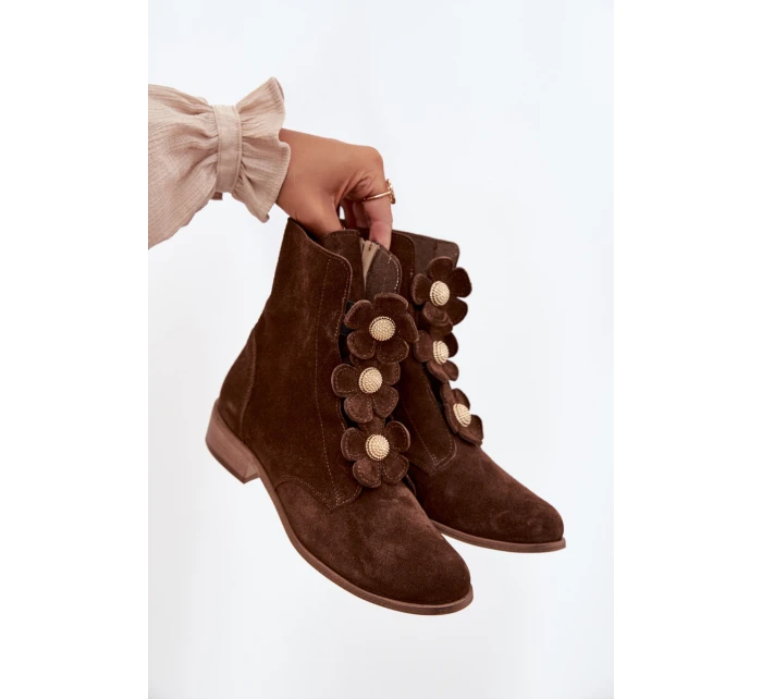 Semišové dámské kotníkové boty s ozdobnými květinami Zazoo 3085 hnědé