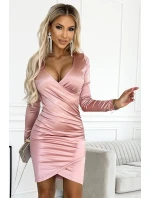 Saténové dámské šaty ve špinavě růžové barvě s přeloženým obálkovým výstřihem a dlouhými rukávy model 18611832 - numoco Saténové dámské šaty ve špinavě růžové barvě s přeloženým obálkovým výstřihem a dlouhými rukávy model 18611832 - numoco
