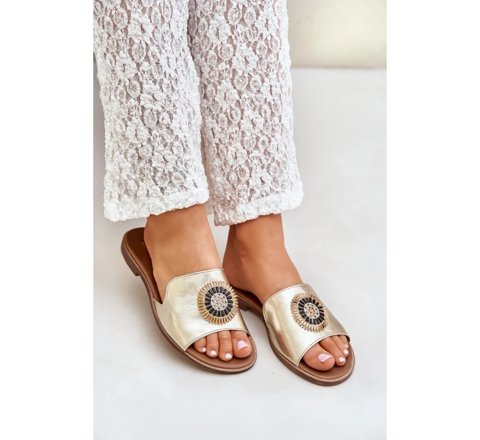 Kožené sandály s ozdobou na plochém podpatku Zazoo model 21682450 zlaté - Boto